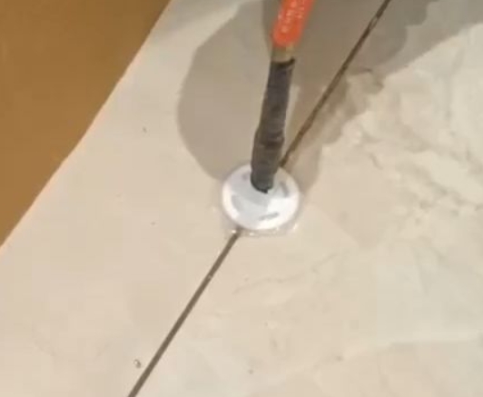 正安瓷砖空鼓维修公司专业解答瓷砖在铺贴过程中，如果没有涂抹均匀到位的粘结材料（如水泥砂浆或瓷砖胶），可能会导致以下问题